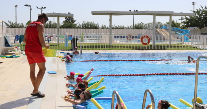 Un total de 412 personas asisten a los cursos de natación de las piscinas de verano de Puerto Lumbreras